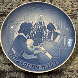 Royal Copenhagen Christmas Plate 1971 Christmas at Home scene blue and white